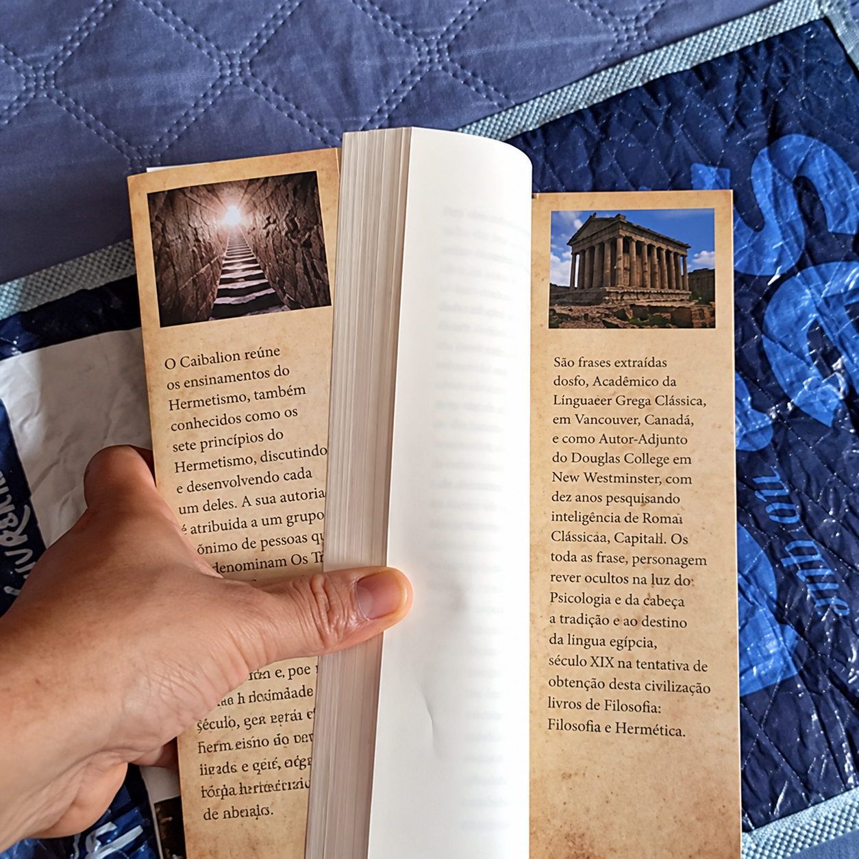 Livro O Caibalion aberto com os marcadores